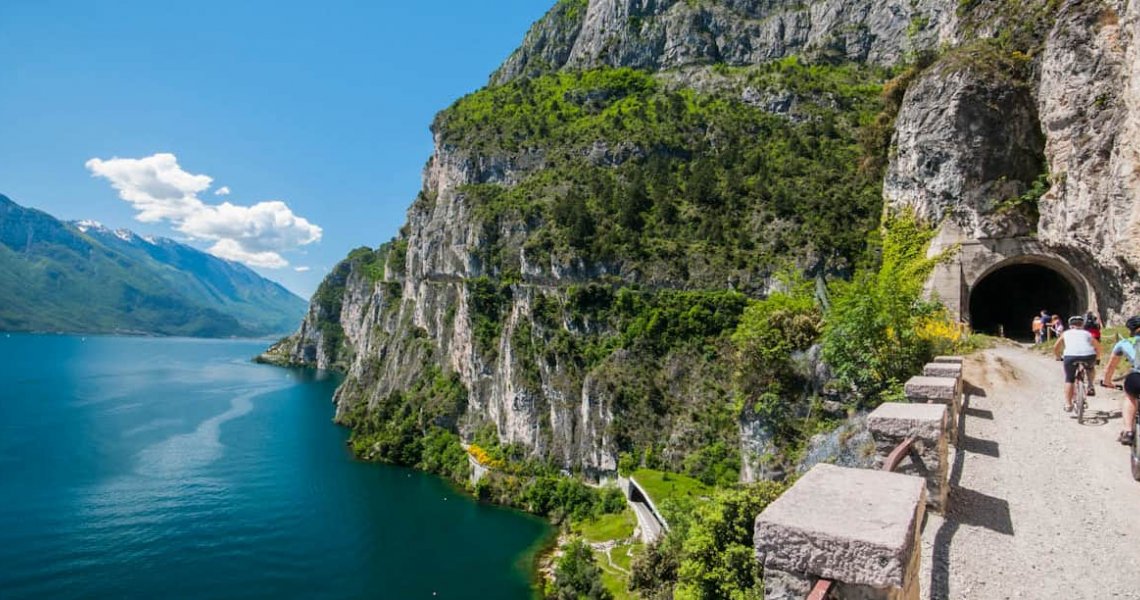 Entdecken Sie die Wunder des Gardasees: Ponale-Pfad, Wallfahrtskirche Madonna della Corona und Fahrradtour